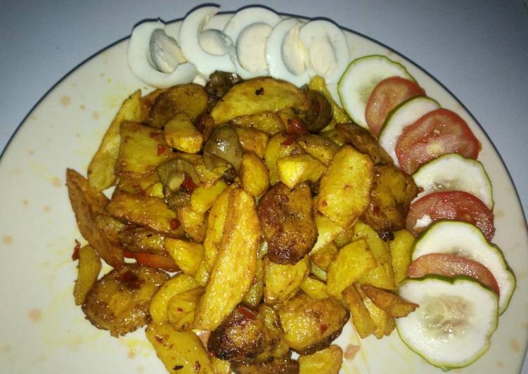 Fried chips and plantain in kidney sauce