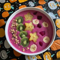 A picture of Pink Pitaya Smoothie Bowl 𝓥 (𝙿𝚕𝚊𝚗𝚝 𝙱𝚊𝚜𝚎𝚍 𝙼𝚊𝚖𝚊𝚜🌿).