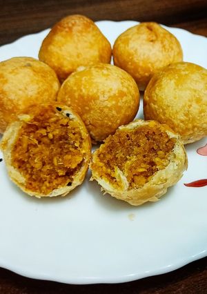 मिनी कचोरी / फरसणातील मुगडाळ मिनी कचोरी (mini kachori recipe in marathi) रेसिपी चे मुख्य फोटो 