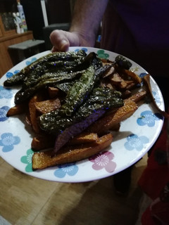 Una foto de Patatas fritas con pimientos verdes