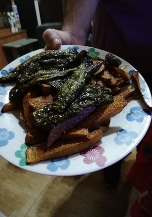 Una foto de Patatas fritas con pimientos verdes