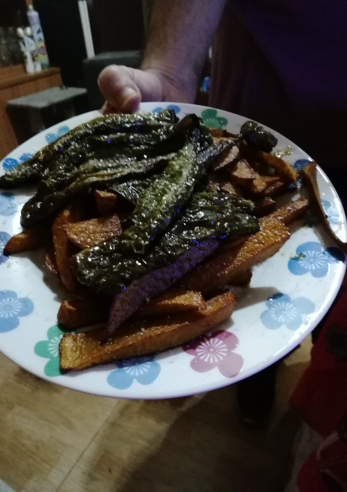 Una foto de Patatas fritas con pimientos verdes