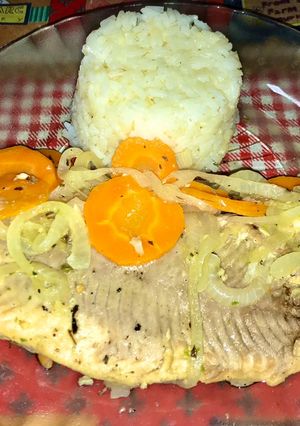 Una foto de Bagre 🐟 de las piedras con verduras