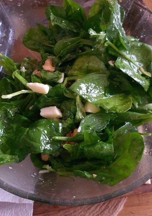 Una foto de Ensalada de espinaca fresca