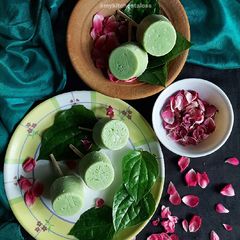 A picture of Paan kulfi / betel leaf kulfi.