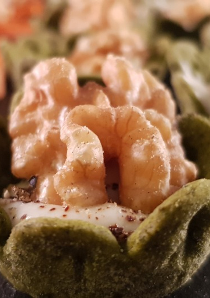 Una foto de Tartaleta de espinacas con queso roquefort y nuez