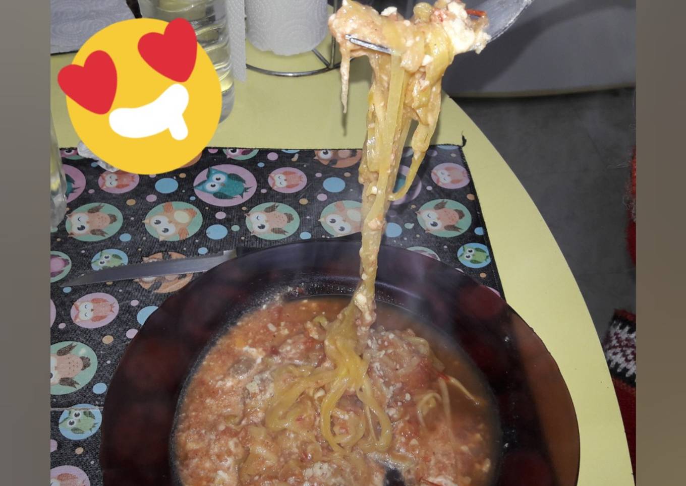 Fideos de Zucchini con salsa de tomates y champiñones por Laura