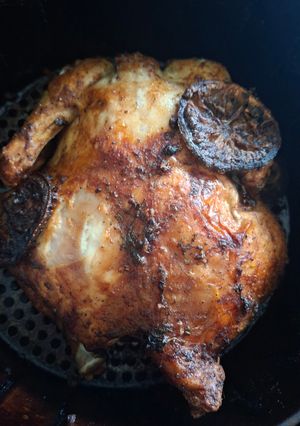 Una foto de Pollo entero en salsa en air fryer