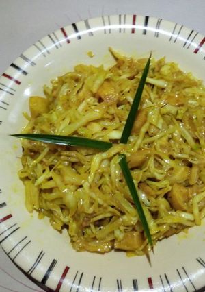 A picture of Cabbage and potatoes sauce.