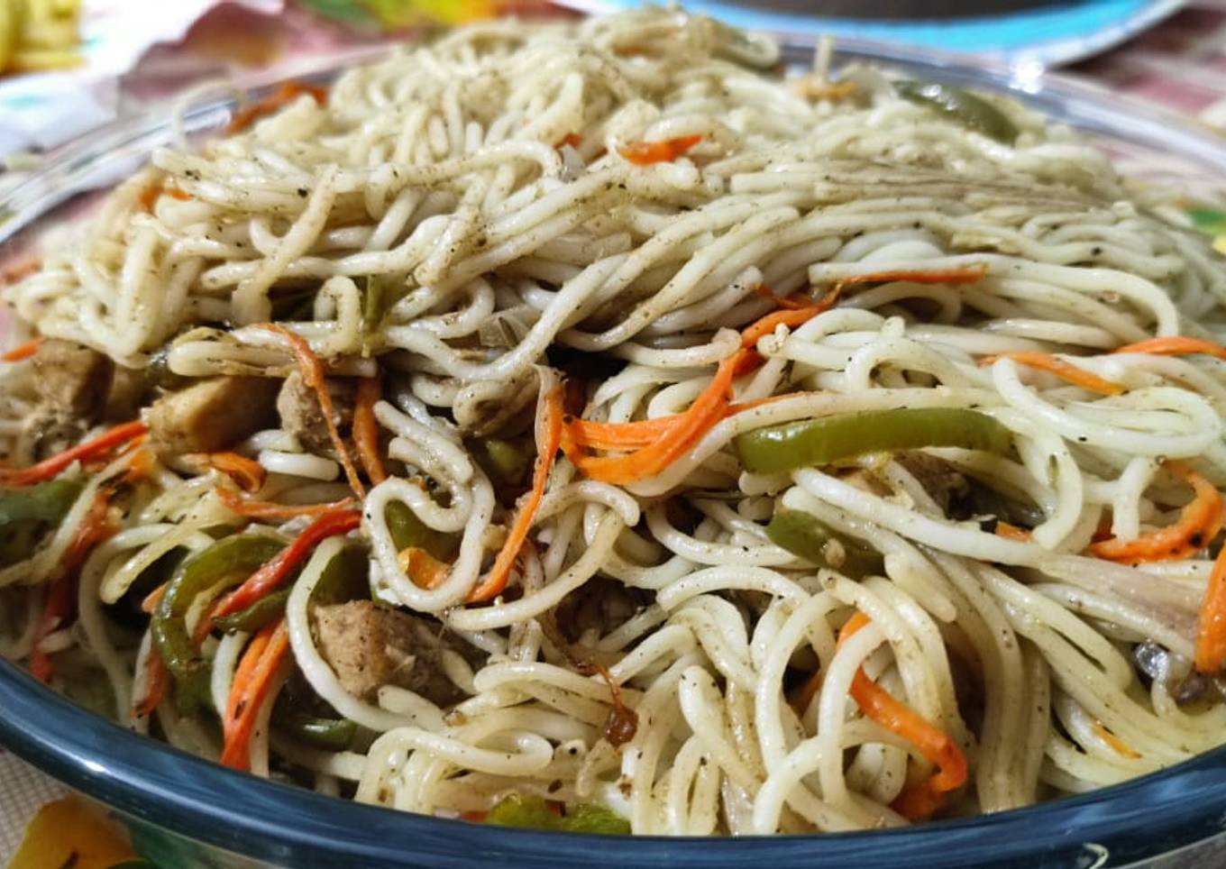 Spaghetti with vegetables and chicken🍜🥗