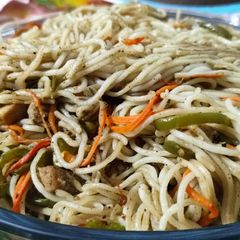 Spaghetti with vegetables and chicken🍜🥗 A picture of Spaghetti with vegetables and chicken🍜🥗.