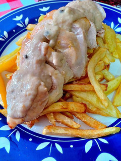 Una foto de Pechuga de pollo al laurel en salsa de pimienta y perrins