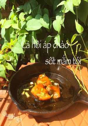 Hình của món Cá hồi áp chảo sốt mắm tỏi.