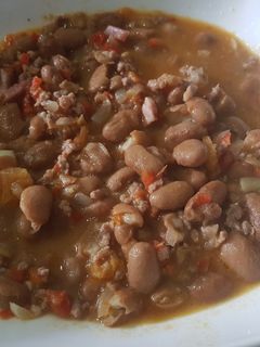 Una foto de Alubias con carne picada y bacon