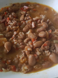 Una foto de Alubias con carne picada y bacon