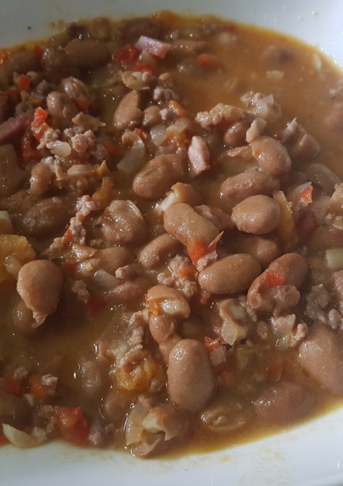 Una foto de Alubias con carne picada y bacon