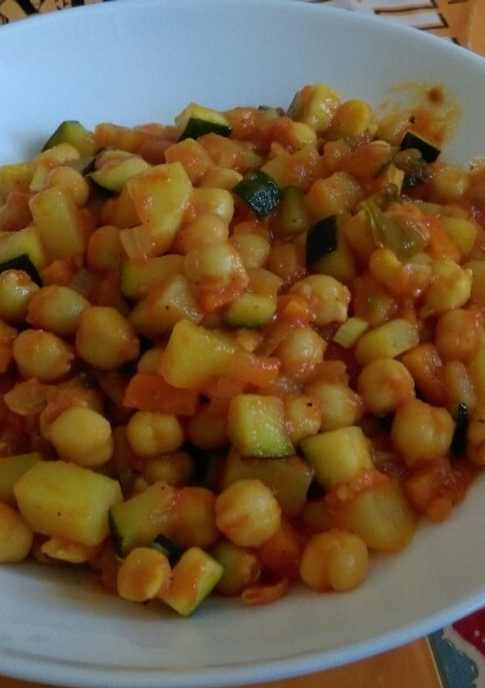 Una foto de Garbanzos con pisto