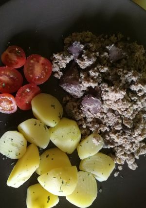 Kiadós reggeli velővel, májjal és tojással, köretnek főtt burgonya recept fotója