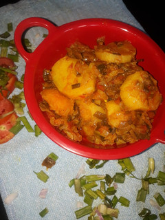 हरा प्याज आलू सब्जी (सावा बसर पटाटा)(hara pyaz aloo sabji recepie in hindi) रेसिपी मुख्य फोटो