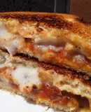 Sándwich de "queso" de yuca y tomates confitados caseros🍅🍞🧀