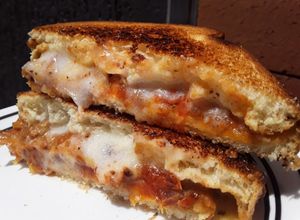 Una foto de Sándwich de "queso" de yuca y tomates confitados caseros🍅🍞🧀