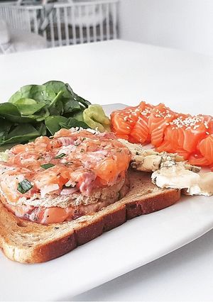 Une photo de 1• Tartare de saumon