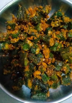 बेसन की भिंडी (besan ki bhindi recipe in Hindi) रेसिपी मुख्य फोटो