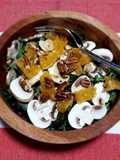 Ensalada de hojas verdes con champiñones y mandarina