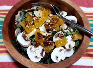 Una foto de Ensalada de hojas verdes con champiñones y mandarina