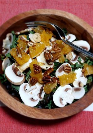 Una foto de Ensalada de hojas verdes con champiñones y mandarina