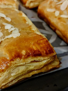 Una foto de HOJALDRE Relleno de Manzana🍎y Canela...!