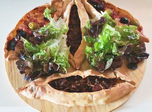 Una foto de Pide (pizza turca)