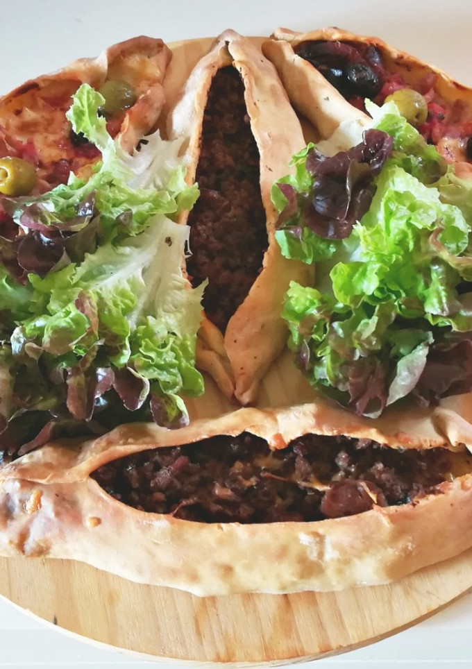 Una foto de Pide (pizza turca)