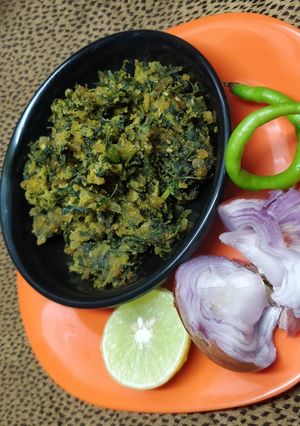 झुणका मेथीचा (zhunka methicha recipe in marathi) रेसिपी चे मुख्य फोटो 