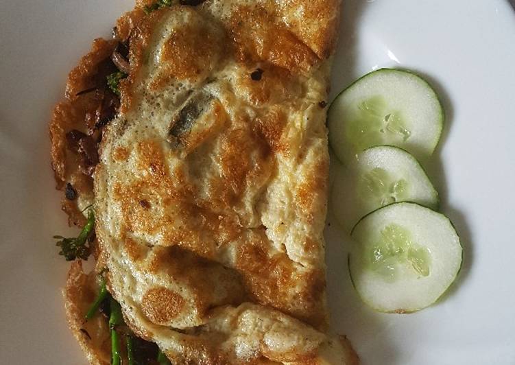 Omelette Stuffed With Onions &amp; Broccoli