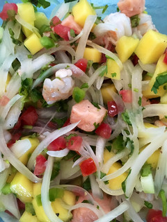 Una foto de Ceviche de Salmón, Camarón y Mango