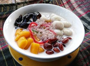 Hình của món Chè khoai dẻo bột nếp bọc chuối khô.