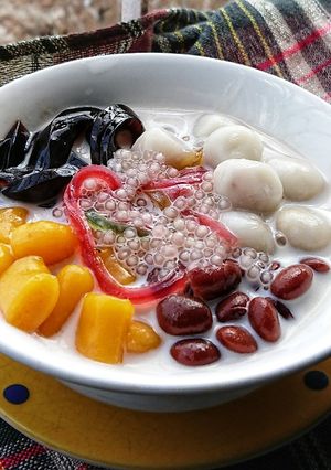 Hình của món Chè khoai dẻo bột nếp bọc chuối khô.