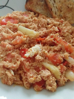 Una foto de Revoltillo de atún, tomate y espárragos