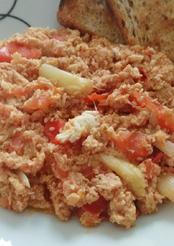 Una foto de Revoltillo de atún, tomate y espárragos