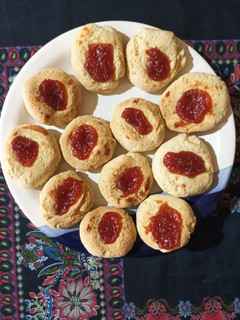 Una foto de Ojitos con dulce de membrillo