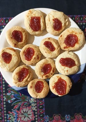 Una foto de Ojitos con dulce de membrillo