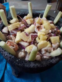 Una foto de Aguachile mixto en molcajete