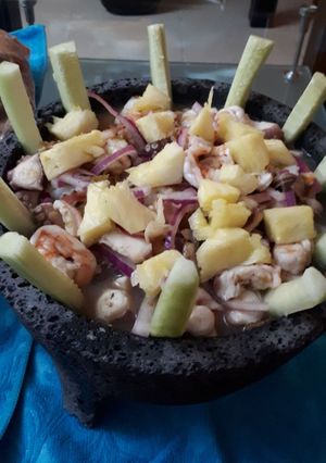 Una foto de Aguachile mixto en molcajete