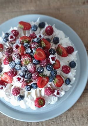 Une photo de La pavlova fruits rouges