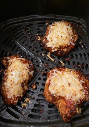 A picture of Air fried chicken Parmesan.