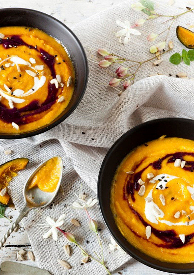 Una foto de Crema de calabaza al curry con gambas