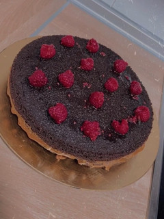 Una foto de Tarta de chocolate esponjosa con dulce de leche