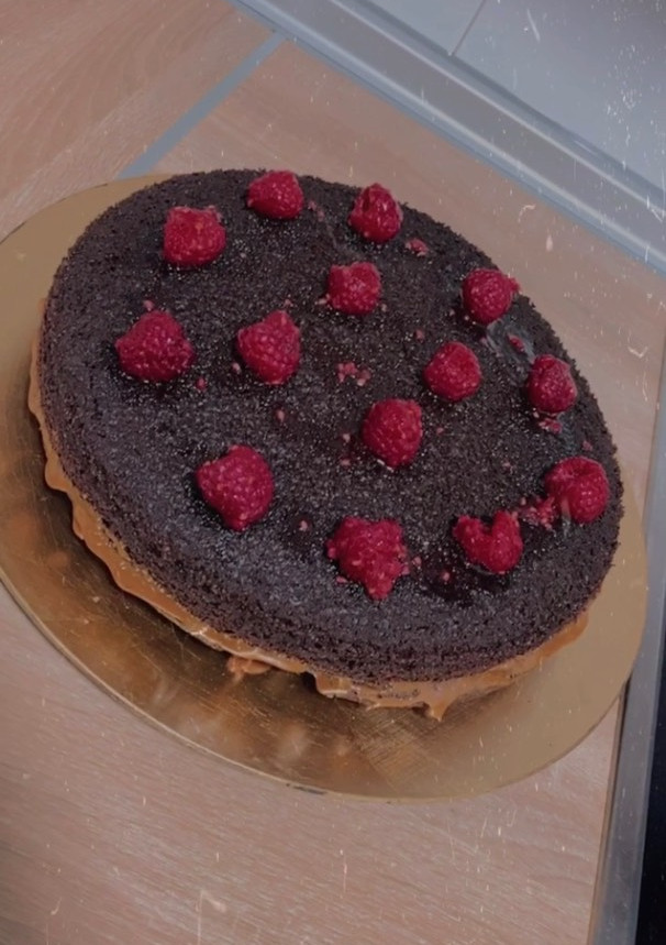 Una foto de Tarta de chocolate esponjosa con dulce de leche