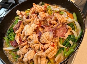 Hình của món Mực xào rau củ xốt chua cay.